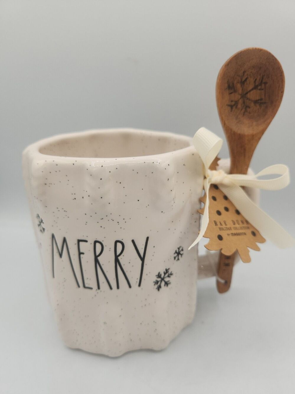 ✨🎄 NEW Rae Dunn White MERRY Coffee Mug W/Wooden Spoon Snowflakes ❄️ Christmas